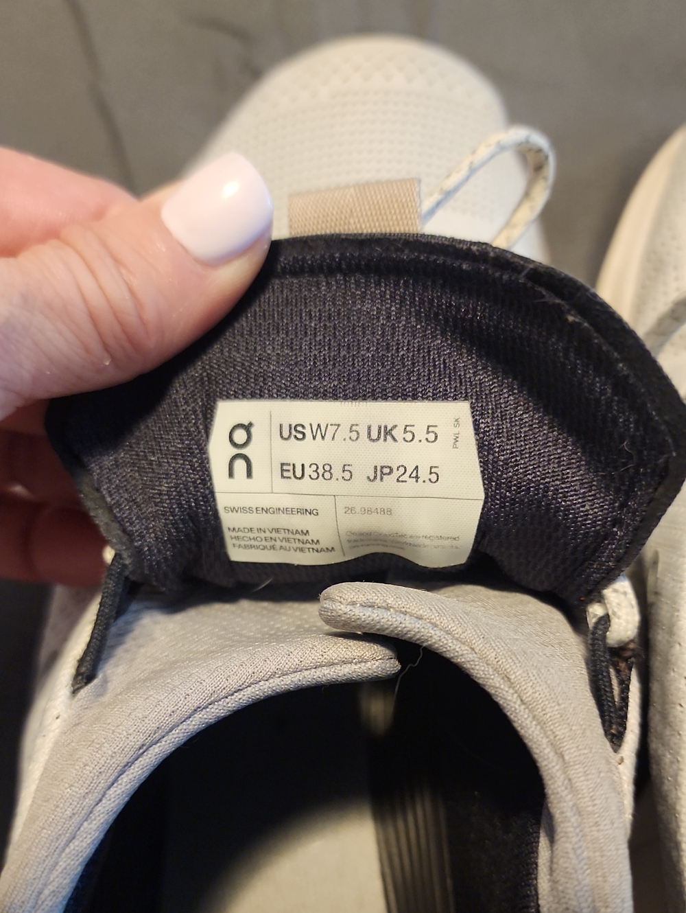 Ladies On Cloud Nova Size 7.5 - Picture 6 of 7